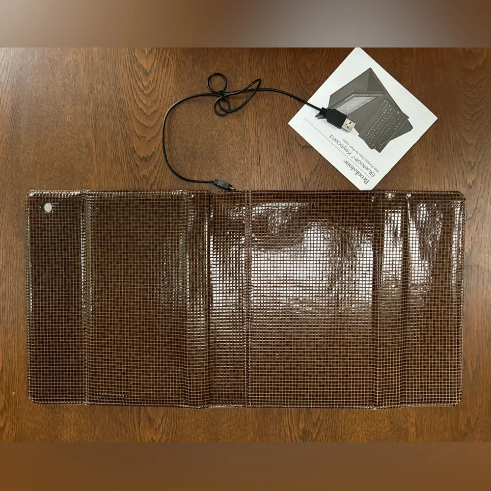 Brookstone Keyboard w/Portfolio Case IPad tablet. Accompanying cord, instruction